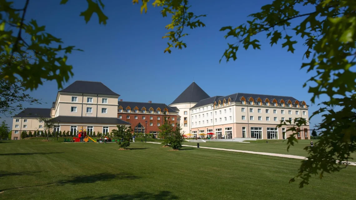 Диснейленд Париж отель Grand Magic Hotel • Отель Величественная Магия в Диснейленд Париж • Grand Magic Hotel в парижском Диснейленде.
