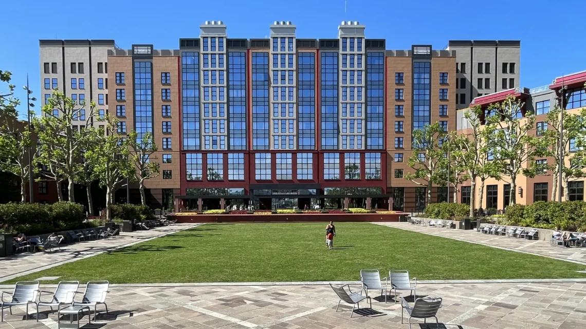 Диснейленд Париж отель Disney Hotel New York • Отель Disney Hotel New York - Искусство Marvel в Диснейленд Париж • Disney Hotel New York в парижском Диснее.