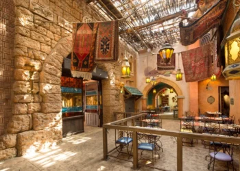 Диснейленд Париж Agrabah Café • Ресторан Кафе Аграба в Диснейленд Париж • Ресторан Agrabah Café в парижском Диснейленде.