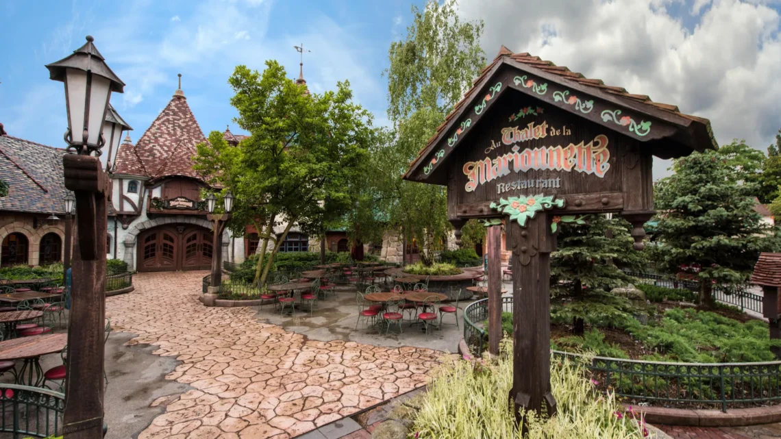 Диснейленд Париж Au Chalet de la Marionnette • Кафе Шале марионетки в Диснейленд Париж • Ресторан Шале марионетки в парижском Диснейленде.