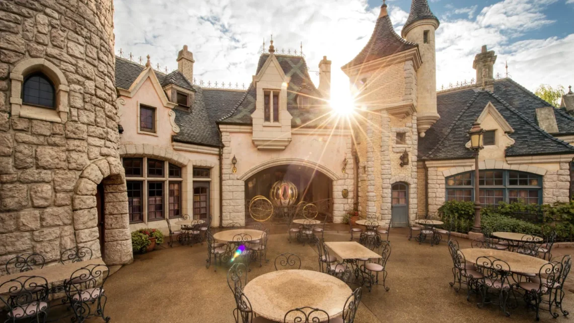 Диснейленд Париж Auberge de Cendrillon • Ресторан Золушка Инн в Диснейленд Париж • Ресторан Auberge de Cendrillon в парижском Диснейленде.