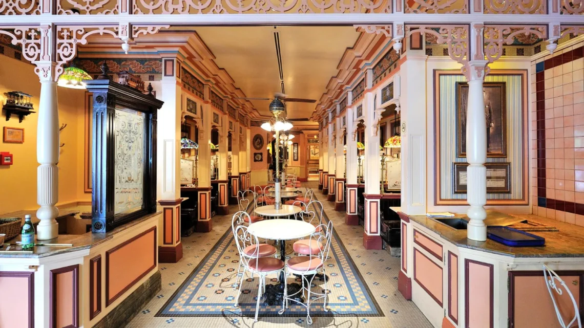 Диснейленд Париж Cable Car Bake Shop • Кафе Пекарня канатной дороги в Диснейленд Париж • Кафе Cable Car Bake Shop в парижском Диснейленде.