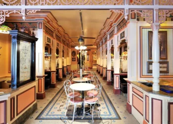 Диснейленд Париж Cable Car Bake Shop • Кафе Пекарня канатной дороги в Диснейленд Париж • Кафе Cable Car Bake Shop в парижском Диснейленде.
