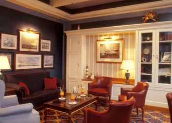 Диснейленд Париж Captain’s Quarters • Bar Каюта капитана в Диснейленд Париж • Бар Captain’s Quarters в парижском Диснейленде.