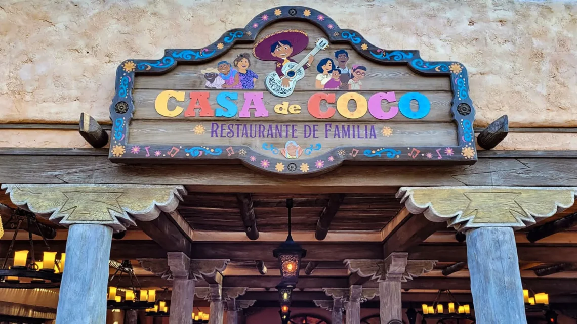 Диснейленд Париж Casa de Coco • Кафе Семейный ресторан Коко в Диснейленд Париж • Кафе Casa de Coco в парижском Диснейленде.