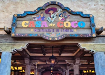 Диснейленд Париж Casa de Coco • Кафе Семейный ресторан Коко в Диснейленд Париж • Кафе Casa de Coco в парижском Диснейленде.
