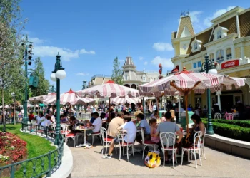 Диснейленд Париж Casey’s Corner • Кафе Уголок Кейси в Диснейленд Париж • Кафе Casey’s Corner в парижском Диснейленде.