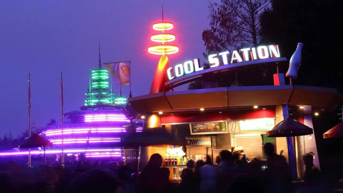 Диснейленд Париж Cool Station • Киоск Станция охлаждения в Диснейленд Париж • Лавка Cool Station в парижском Диснейленде.