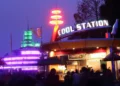 Диснейленд Париж Cool Station • Киоск Станция охлаждения в Диснейленд Париж • Лавка Cool Station в парижском Диснейленде.