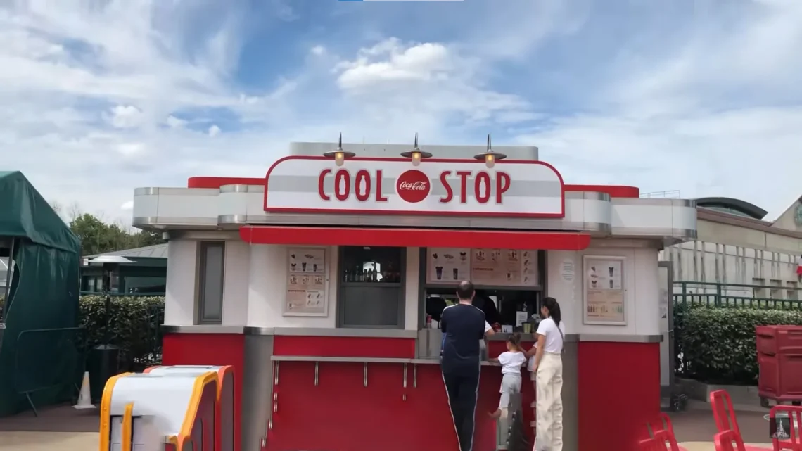 Диснейленд Париж Cool Stop • Киоск Холодная остановка в Диснейленд Париж • Лавка Cool Stop в парижском Диснейленде.