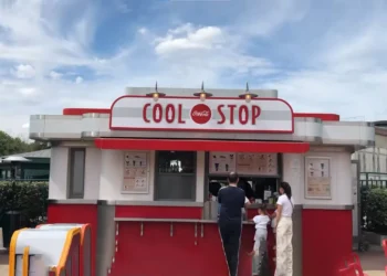 Диснейленд Париж Cool Stop • Киоск Холодная остановка в Диснейленд Париж • Лавка Cool Stop в парижском Диснейленде.