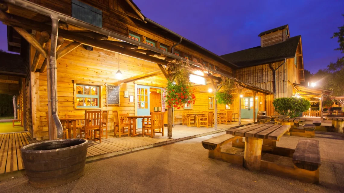 Диснейленд Париж Crockett’s Saloon • Bar Салон Крокетта в Диснейленд Париж • Бар Crockett’s Saloon в парижском Диснейленде.