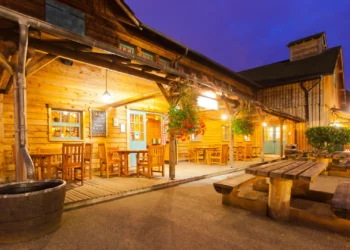 Диснейленд Париж Crockett’s Saloon • Bar Салон Крокетта в Диснейленд Париж • Бар Crockett’s Saloon в парижском Диснейленде.