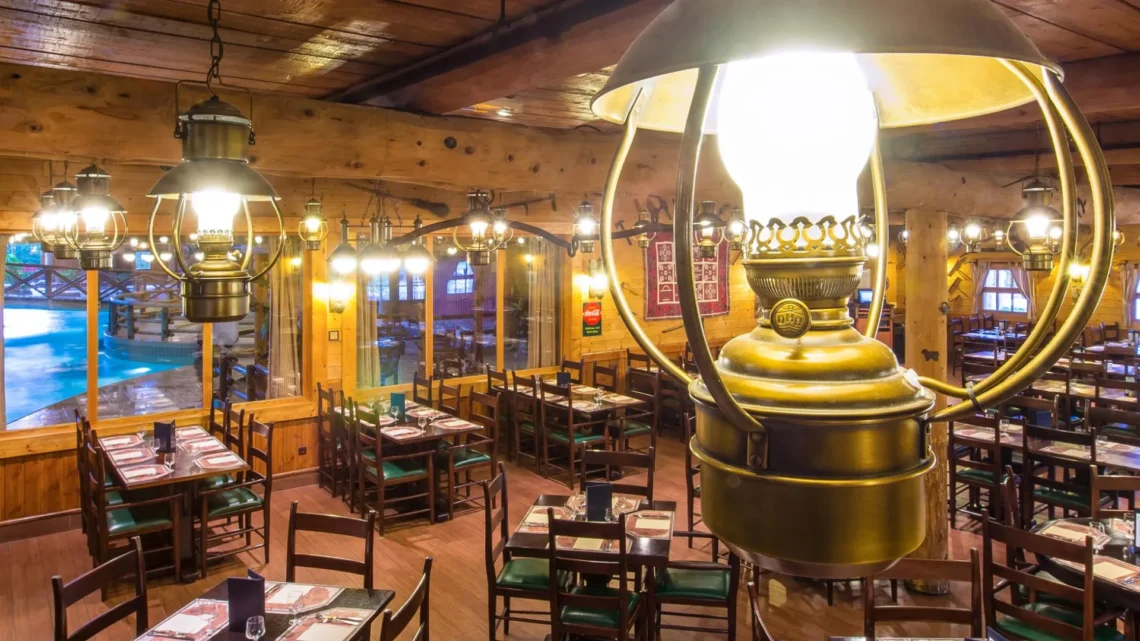 Диснейленд Париж Crockett’s Tavern • Ресторан Таверна Крокетта в Диснейленд Париж • Ресторан Crockett’s Tavern в парижском Диснейленде.
