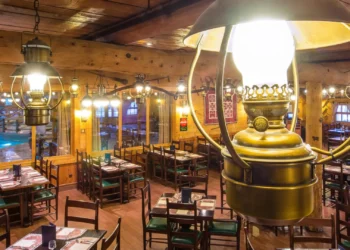 Диснейленд Париж Crockett’s Tavern • Ресторан Таверна Крокетта в Диснейленд Париж • Ресторан Crockett’s Tavern в парижском Диснейленде.