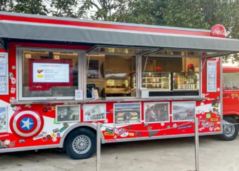 Диснейленд Париж FAN-tastic Food Truck • Фудтрак FAN-tastic Food Truck в Диснейленд Париж • FAN-tastic Food Truck в парижском Диснейленде.