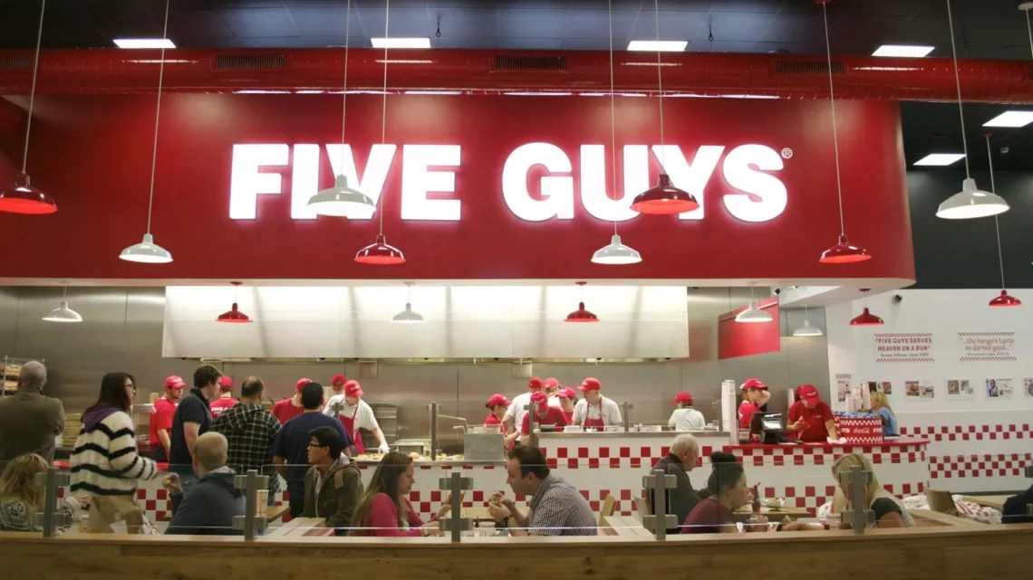 Диснейленд Париж Five Guys • Бургер-ресторан Пять парней в Диснейленд Париж • Бургерная Five Guys в парижском Диснейленде.