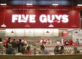 Диснейленд Париж Five Guys • Бургер-ресторан Пять парней в Диснейленд Париж • Бургерная Five Guys в парижском Диснейленде.