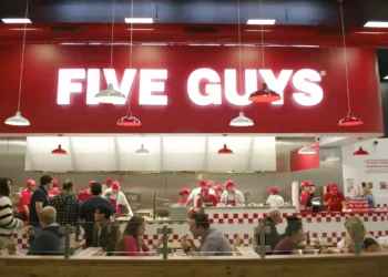 Диснейленд Париж Five Guys • Бургер-ресторан Пять парней в Диснейленд Париж • Бургерная Five Guys в парижском Диснейленде.
