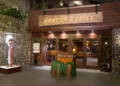 Диснейленд Париж Hunter's Grill and Beaver Creek Tavern • Ресторан Охотничий гриль в парижском Диснейленде.