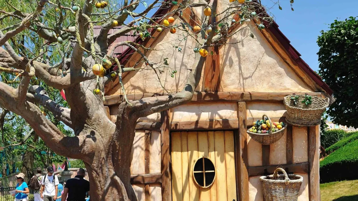 Диснейленд Париж L'Arbre Enchanté • Кафетерий Зачарованное дерево в Диснейленд Париж • Кафетерий L'Arbre Enchanté в парижском Диснейленде.