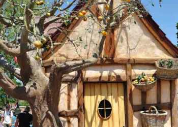 Диснейленд Париж L'Arbre Enchanté • Кафетерий Зачарованное дерево в Диснейленд Париж • Кафетерий L'Arbre Enchanté в парижском Диснейленде.