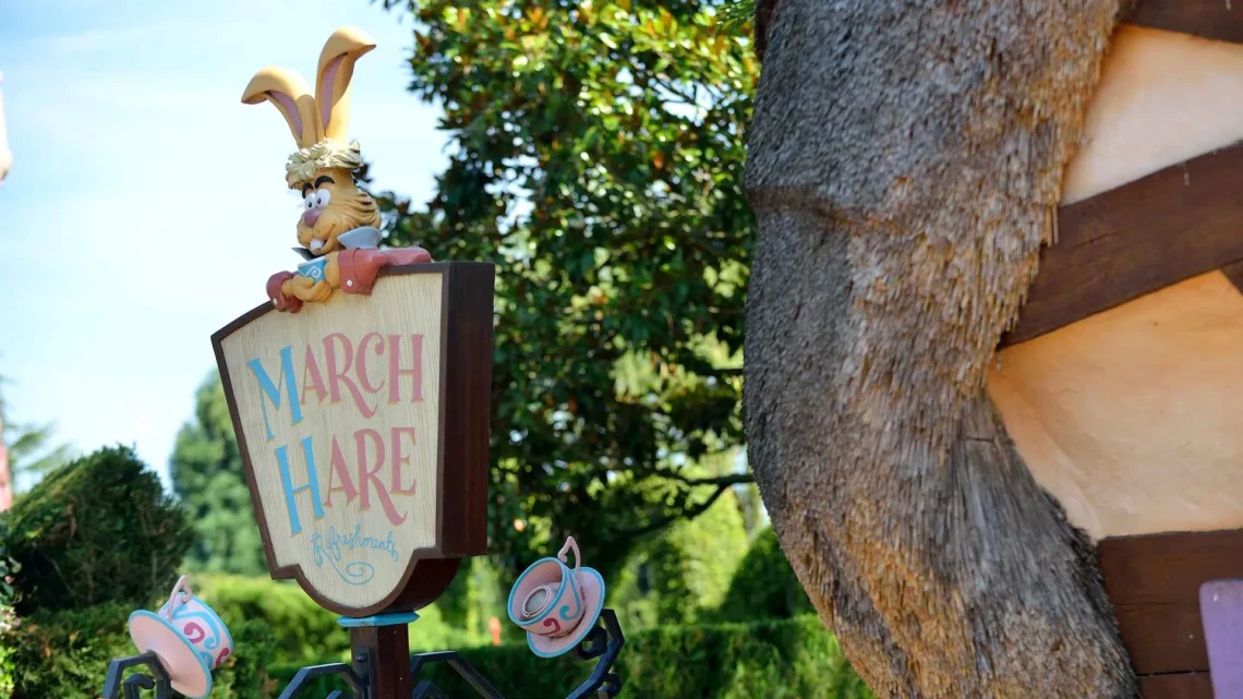 Диснейленд Париж March Hare Refreshments • Киоск Мартовский заяц в Диснейленд Париж • Лавка March Hare Refreshments в парижском Диснейленде.
