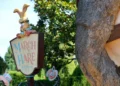 Диснейленд Париж March Hare Refreshments • Киоск Мартовский заяц в Диснейленд Париж • Лавка March Hare Refreshments в парижском Диснейленде.