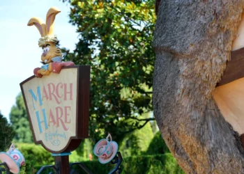 Диснейленд Париж March Hare Refreshments • Киоск Мартовский заяц в Диснейленд Париж • Лавка March Hare Refreshments в парижском Диснейленде.