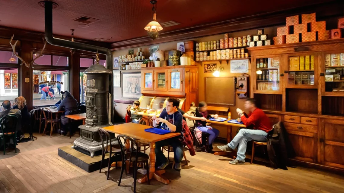 Диснейленд Париж Market House Deli • Кафе-ресторан Маркет Хаус Дели в Диснейленд Париж • Кафе Market House Deli в парижском Диснейленде.