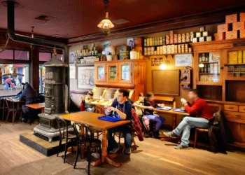 Диснейленд Париж Market House Deli • Кафе-ресторан Маркет Хаус Дели в Диснейленд Париж • Кафе Market House Deli в парижском Диснейленде.