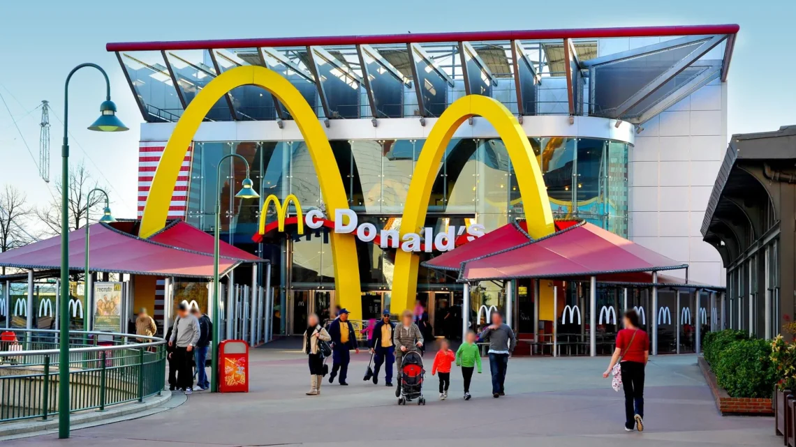 Диснейленд Париж McDonald’s • Ресторан Макдоналдс в Диснейленд Париж • Ресторан McDonald’s в парижском Диснейленде.