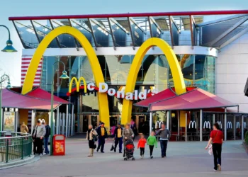 Диснейленд Париж McDonald’s • Ресторан Макдоналдс в Диснейленд Париж • Ресторан McDonald’s в парижском Диснейленде.