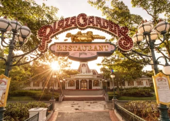 Диснейленд Париж Plaza Gardens Restaurant • Ресторан Плаза Гарденс в Диснейленд Париж • Plaza Gardens Restaurant в парижском Диснейленде.