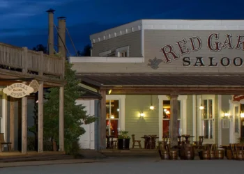 Диснейленд Париж Red Garter Saloon • Bar Салон красных подвязок в Диснейленд Париж • Бар Red Garter Saloon в парижском Диснейленде.