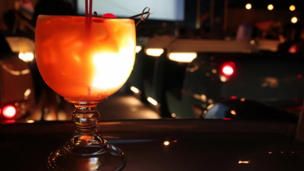 Диснейленд Париж Напитки в баре Redwood Bar and Lounge