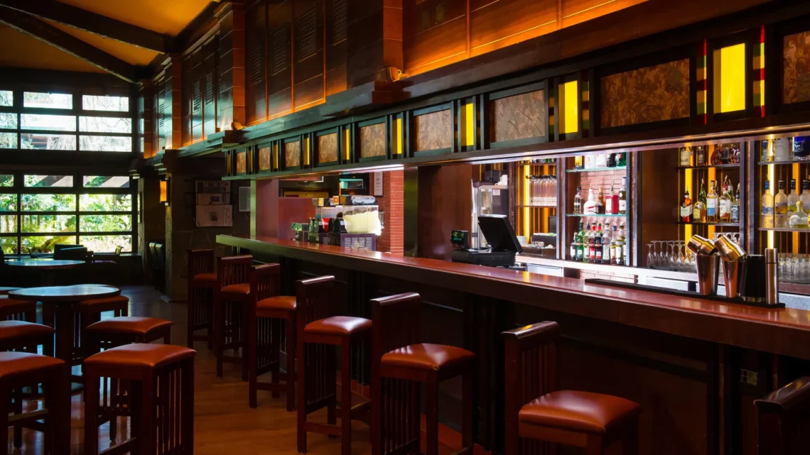 Диснейленд Париж Redwood Bar and Lounge • Бар и лаундж Redwood в Диснейленд Париж • Бар Redwood Bar and Lounge в парижском Диснейленде.