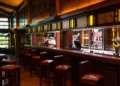 Диснейленд Париж Redwood Bar and Lounge • Бар и лаундж Redwood в Диснейленд Париж • Бар Redwood Bar and Lounge в парижском Диснейленде.