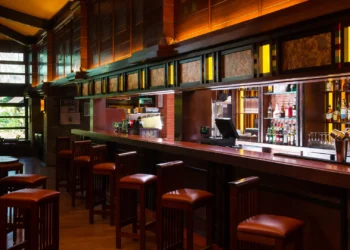 Диснейленд Париж Redwood Bar and Lounge • Бар и лаундж Redwood в Диснейленд Париж • Бар Redwood Bar and Lounge в парижском Диснейленде.
