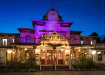Диснейленд Париж Silver Spur Steakhouse • Ресторан Стейк-хаус Silver Spur в Диснейленд Париж • Silver Spur Steakhouse в парижском Диснейленде.