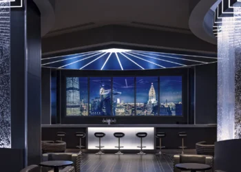 Диснейленд Париж Skyline Bar • Бар Скайлайн Бар в Диснейленд Париж • Бар Skyline Bar в парижском Диснейленде.