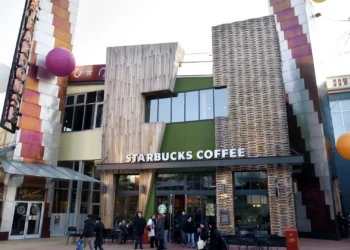 Диснейленд Париж Starbucks Coffee • Кафе-ресторан Старбакс в Диснейленд Париж • Кафе Starbucks Coffee в парижском Диснейленде.
