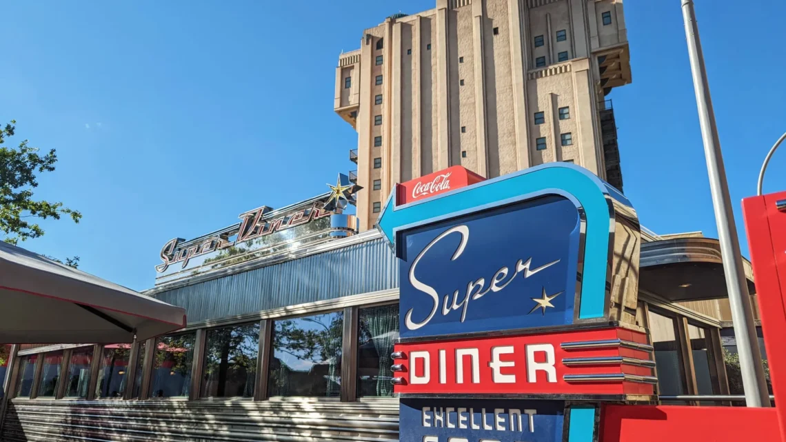 Диснейленд Париж Super Diner • Кафе Супер закусочная в Диснейленд Париж • Ресторан Super Diner в парижском Диснейленде.