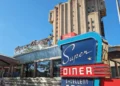 Диснейленд Париж Super Diner • Кафе Супер закусочная в Диснейленд Париж • Ресторан Super Diner в парижском Диснейленде.