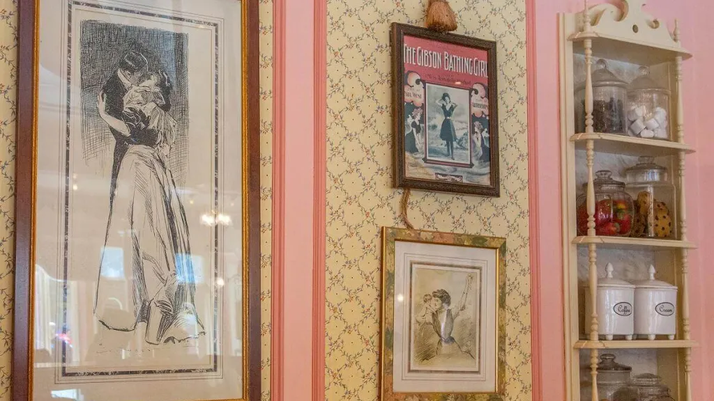 Искусство в The Gibson Girl Ice Cream Parlour Диснейленд Париж Искусство в The Gibson Girl Ice Cream Parlour
