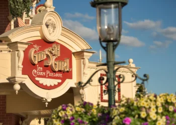 Диснейленд Париж The Gibson Girl Ice Cream Parlour • Ресторан Кафе-мороженое Gibson Girl в Диснейленд Париж.