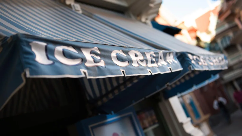 Диснейленд Париж Надпись The Ice Cream Company