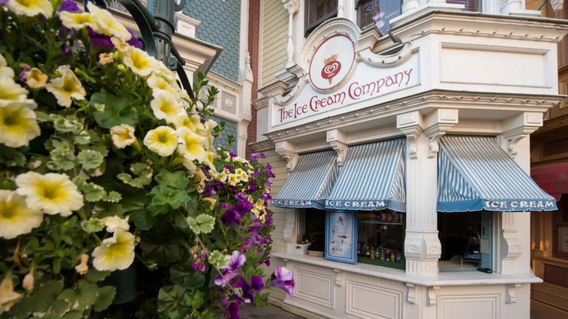 Диснейленд Париж The Ice Cream Company • Киоск Компания Мороженого в Диснейленд Париж • Лавка The Ice Cream Company в парижском Диснейленде.
