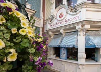 Диснейленд Париж The Ice Cream Company • Киоск Компания Мороженого в Диснейленд Париж • Лавка The Ice Cream Company в парижском Диснейленде.