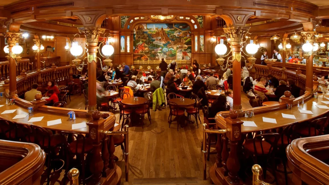 Диснейленд Париж The Lucky Nugget Saloon • Ресторан Салон Lucky Nugget в Диснейленд Париж • The Lucky Nugget Saloon в парижском Диснейленде.
